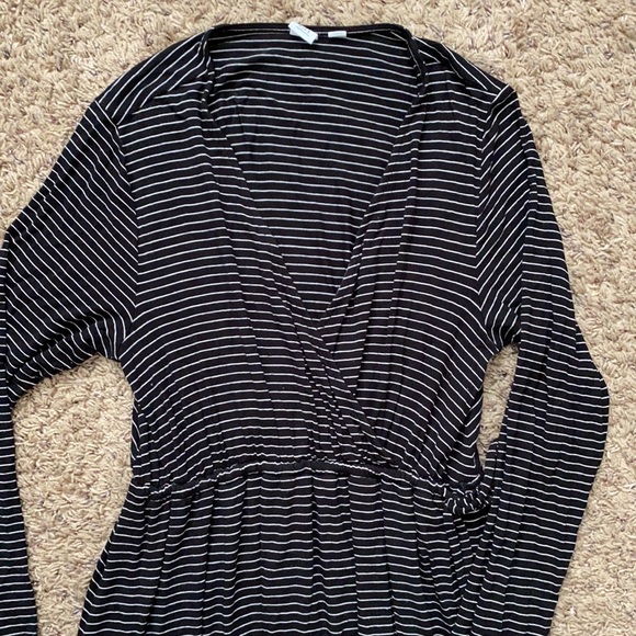 Great condition gap maternity wrap dress - Picture 2 of 3